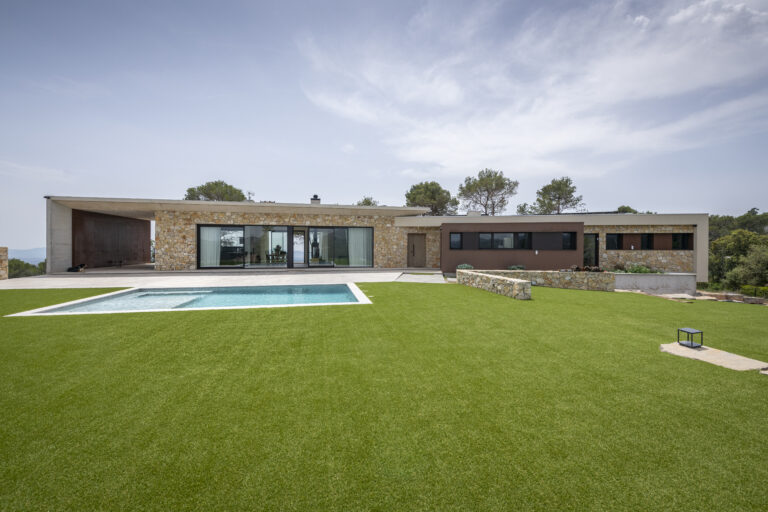 Jardín y piscina de vivienda de lujo