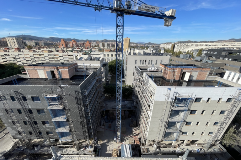 Construcción de bloques de pisos con grúa